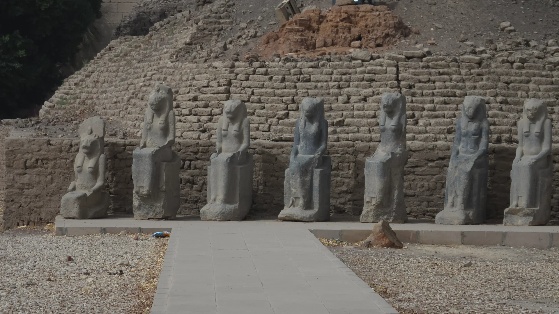 Sekhmet Lyra · Searching for traces of Sekhmet Lyra in Egypt · Sekhmet at the Luxor Open-Air Museum, the middle statue has the highest vibration